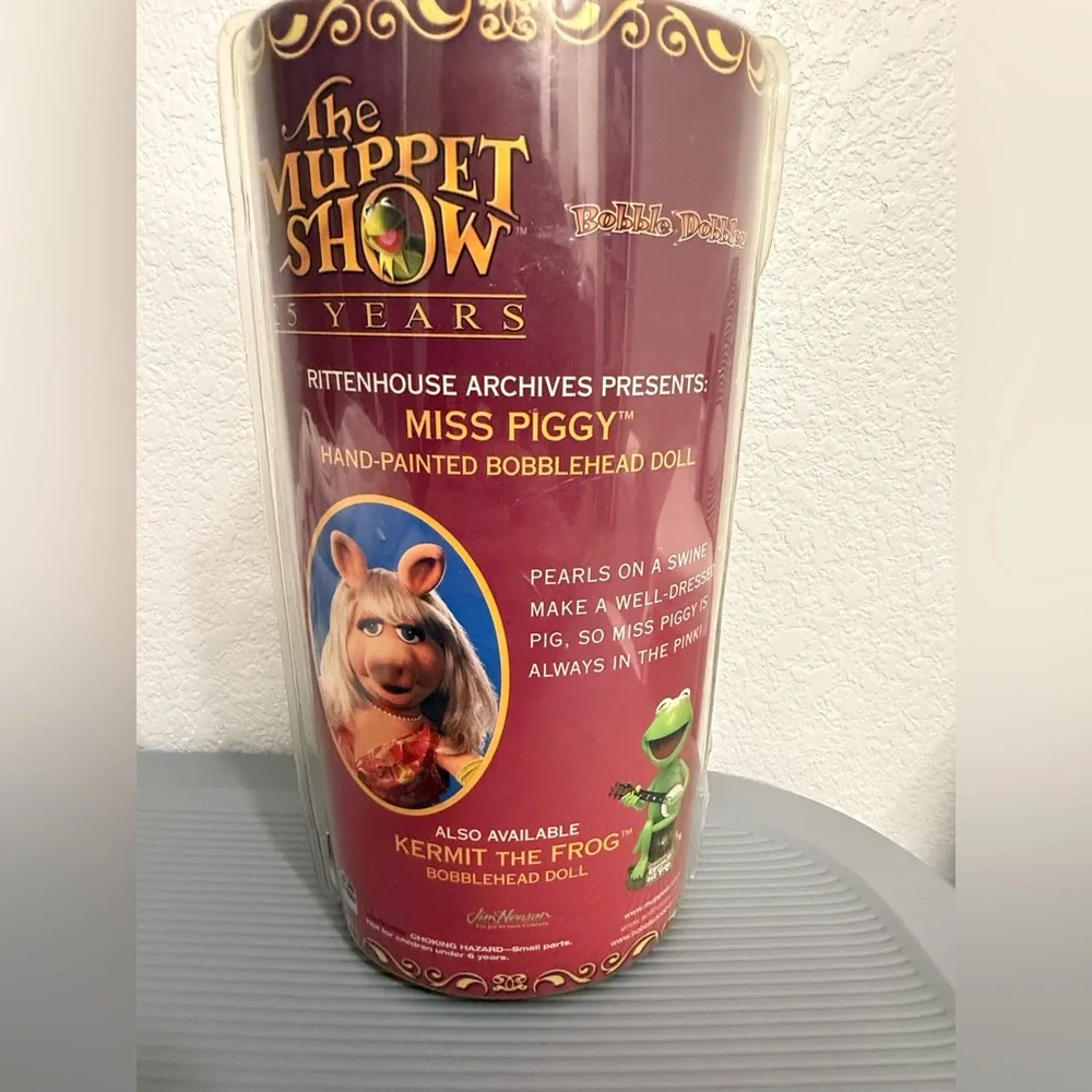 Miss Piggy Hand-Painted Figurine - Picture 3 of 3